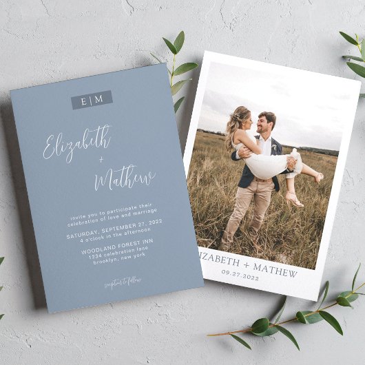Dusty Blue Calligraphy Monogram Foto Wedding Einladung