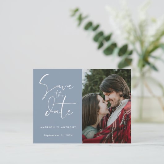 Dusty Blue Calligraphy Save the Date Wedding Foto Einladungspostkarte (Stehend Vorderseite)