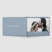 Dusty Blue Calligraphy Script Foto Wedding Gästebuch (Voll)