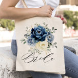 Dusty Blue Champagne Ivory Floral Wedding Bride Tragetasche<br><div class="desc">Die Tasche der blühenden Brautjungfrau mit ihrem eleganten Bouquet in Marineblau,  Königblau ,  Weiß ,  Gold,  Champagner Elfenbein,  Schwarz-Farbe-Rose,  Blume-Knospen und schlaue,  grüne Eukalyptus-Blätter und elegantem Aquarellbouquet. Bitte kontaktieren Sie mich für Hilfe bei der Anpassung oder wenn Sie ein anderes Produkt mit diesem Design benötigen.</div>