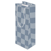 Dusty Blue Checkerboard Geschenktüte Für Weinflaschen (Rückseite Schrägansicht)