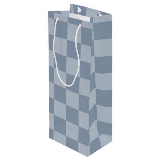 Dusty Blue Checkerboard Geschenktüte Für Weinflaschen (Rückseite Schrägansicht)