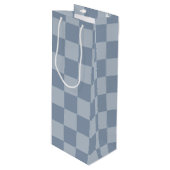 Dusty Blue Checkerboard Geschenktüte Für Weinflaschen (Vorderseite Schrägansicht)
