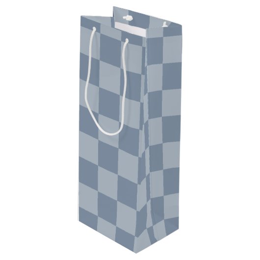 Dusty Blue Checkerboard Geschenktüte Für Weinflaschen (Vorderseite Schrägansicht)