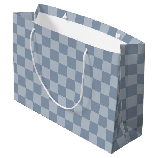 Dusty Blue Checkerboard Große Geschenktüte (Rückseite Schrägansicht)