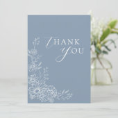 Dusty Blue Chic Botanical Daisy Garden Wedding Dankeskarte (Stehend Vorderseite)