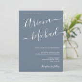 Dusty Blue Chic Minimalistisch Typografy Wedding Einladung (Stehend Vorderseite)