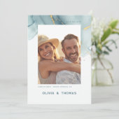 Dusty Blue Chic Modern Wedding QR Foto Rett Date Einladung (Stehend Vorderseite)