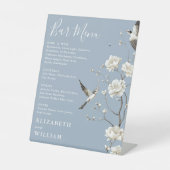 Dusty Blue Chinoiserie Blumenmenüs Hochzeit Sockelschild (Vorderseite)