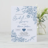 Dusty Blue Chinoiserie Bridal Vintag Floral Einladung (Stehend Vorderseite)