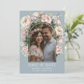 Dusty Blue Chinoiserie Floral Foto Save the Date Einladung (Stehend Vorderseite)