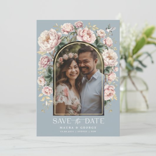 Dusty Blue Chinoiserie Floral Foto Save the Date Einladung (Stehend Vorderseite)