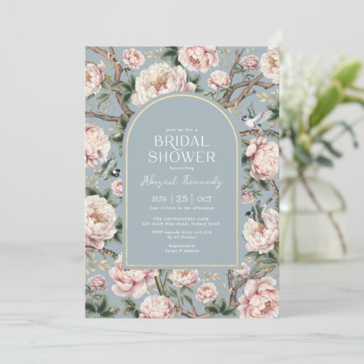 Dusty Blue Chinoiserie Garden Blume Brautparty Einladung (Stehend Vorderseite)