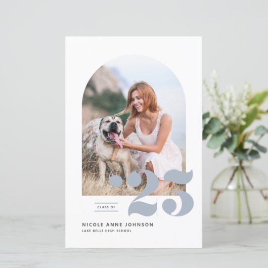 Dusty Blue Class of 2025 Arch Foto Abschluss (Stehend Vorderseite)