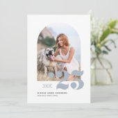 Dusty Blue Class of 2025 Arch Foto Abschluss Ankündigung (Stehend Vorderseite)