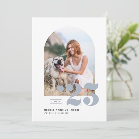 Dusty Blue Class of 2025 Arch Foto Abschluss Ankündigung (Stehend Vorderseite)