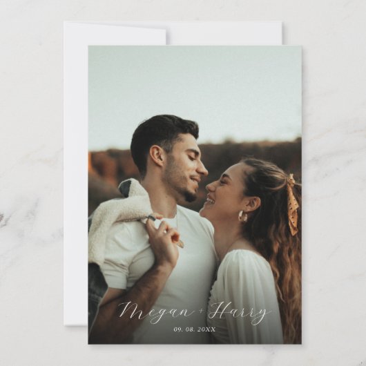 Dusty Blue Classy Script Modernes Foto Hochzeit Einladung (Rückseite)