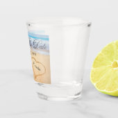 Dusty Blue Coastal Beach Hochzeit Save the Date Schnapsglas (Rechts)