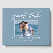 Dusty Blue Coastal Wedding Couple Foto Gästebuch (Vorderseite)