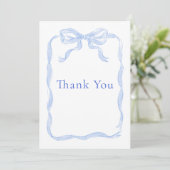 Dusty Blue Coquette Ribbon Baby Shower Dankeskarte (Stehend Vorderseite)