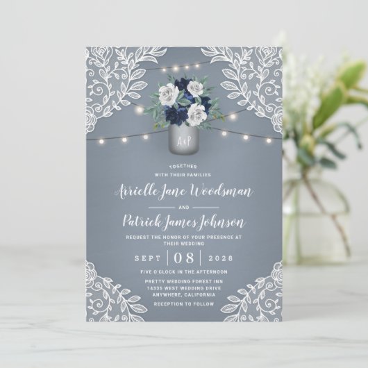 Dusty Blue Country White Lace Mason Jar Wedding Einladung (Stehend Vorderseite)