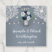 Dusty Blue Country White Lace Mason Jar Wedding Geschenkanhänger (Rückseite)