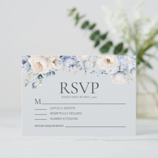 Dusty Blue Cream White Floral Wedding RSVP Karte (Stehend Vorderseite)