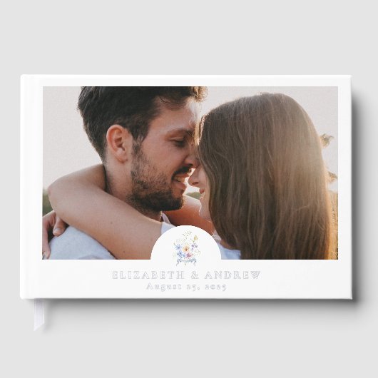 Dusty Blue Crest Floral Wedding Gästebuch (Vorderseite)