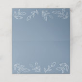 Dusty Blue Elegant Blätter Pattern Wedding Platzkarte (Außenseite Aufgefaltet)