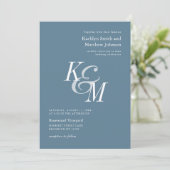 Dusty Blue Elegant Classic Monogram Wedding Einladung (Stehend Vorderseite)