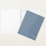 Dusty Blue Elegant Einfach Minimalistisch Planer<br><div class="desc">Dusty Blue Elegant Einfaches Minimalistisches Personalisiertes Notebook mit Ihrem Namen und Jahr in modernem Drehbuch. Unser Planer ist hier, um Ihnen zu helfen, Ihre Ziele zu erreichen. Es bietet eine Möglichkeit, organisiert bleibe und über Ihr Leben nachzudenken. Mit einem einfachen undatierten Design können Sie diesen Planer für jeden Anlass nutzen:...</div>