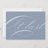 Dusty Blue Elegant endlich kalligraphische Hochzei Einladung (Rückseite)