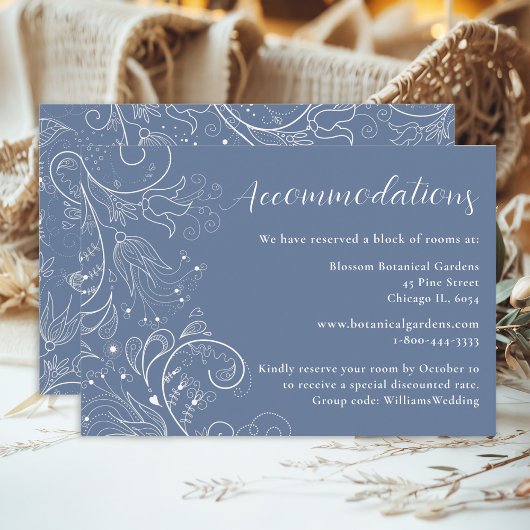 Dusty Blue Elegant Floral Hochzeitsunterkünfte Begleitkarte