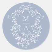 Dusty Blue Elegant Floral Wappen Monogramme Runder Aufkleber (Vorderseite)