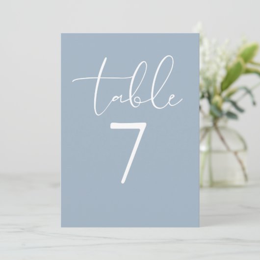 Dusty Blue Elegant Modern Script Table Number Einladung (Stehend Vorderseite)