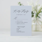 Dusty Blue Elegant Script Minimalistisch Wedding R RSVP Karte (Stehend Vorderseite)