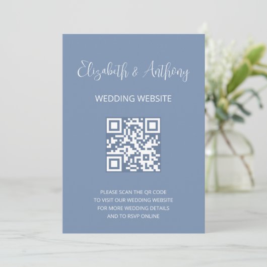 Dusty Blue Elegant Script | QR Code Wedding RSVP Einladung (Stehend Vorderseite)