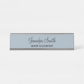 Dusty Blue Elegant Script Schreibtischnamensplakette (Vorderseite )