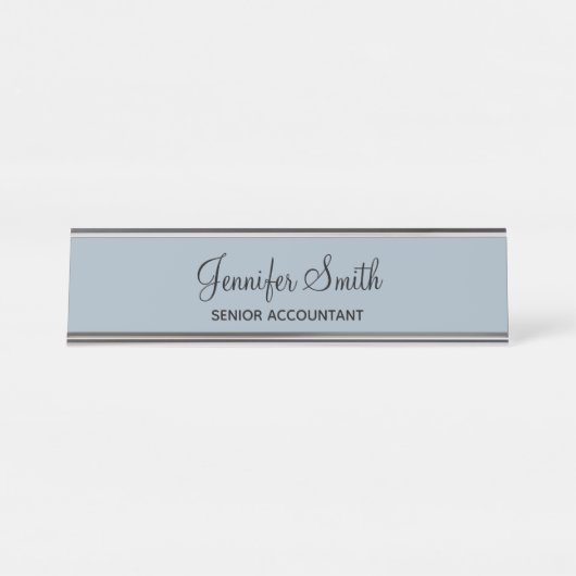 Dusty Blue Elegant Script Schreibtischnamensplakette (Vorderseite )