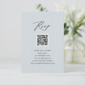 Dusty Blue Elegant Script Simple QR Wedding RSVP Begleitkarte (Stehend Vorderseite)