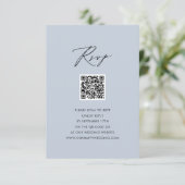 Dusty Blue Elegant Script Simple QR Wedding RSVP Karte (Stehend Vorderseite)