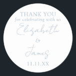 Dusty Blue Elegant Script Wedding Vielen Dank Runder Aufkleber<br><div class="desc">Diese staubige blaue minimalistisch elegante Skript Hochzeit danke Ihnen Aufkleber kann mit Ihren Informationen in chic Typografie personalisiert werden. Entwickelt von Thisisnotme©</div>