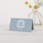 Dusty Blue Elegant Vintage Crest Monogram Wedding Platzkarte (Rückseite)