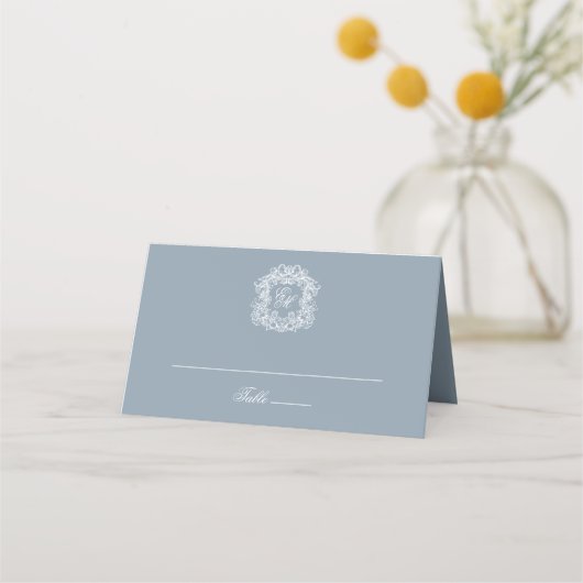 Dusty Blue Elegant Vintage Crest Monogram Wedding Platzkarte (Vorderseite)