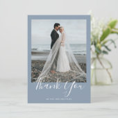 Dusty Blue Elegant Wedding Danke Card Einladung (Stehend Vorderseite)