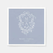 Dusty Blue Elegante French Floral Wappen Wedding Serviette (Vorderseite)