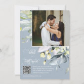 Dusty Blue Eucalyptus Blätter Wedding QR Code Foto Einladung (Rückseite)