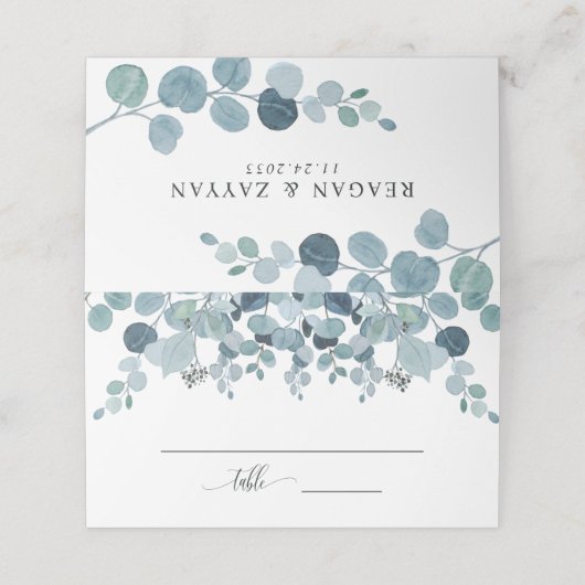 Dusty Blue Eucalyptus Greenery Wedding Platzkarte (Außenseite Aufgefaltet)