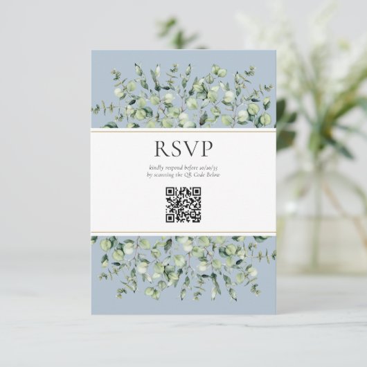 Dusty Blue Eucalyptus QR Code Wedding RSVP Begleitkarte (Stehend Vorderseite)