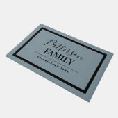 Dusty Blue Family Monogram Fußmatte (Schrägansicht)